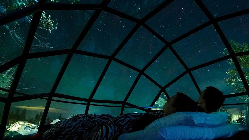 Yö Lapin Lasi-iglussa