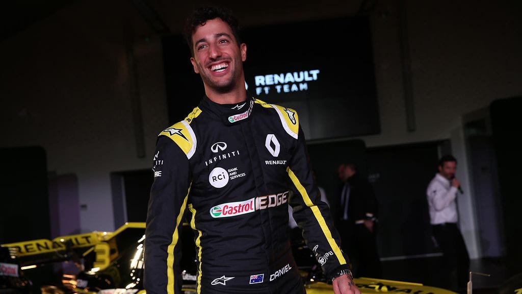 Daniel Ricciardo nauratti yleisöä.