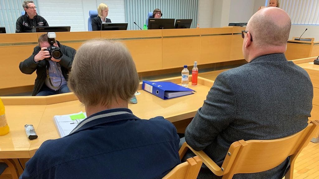 Syytetyn ja uhrin välinen vihanpito on ollut pitkäaikaista. Motiivina on syyttäjän mukaan ollut se, että uhri oli välittänyt alkoholia ja huumaavia aineita syytetyn alkoholisoituneelle veljelle.