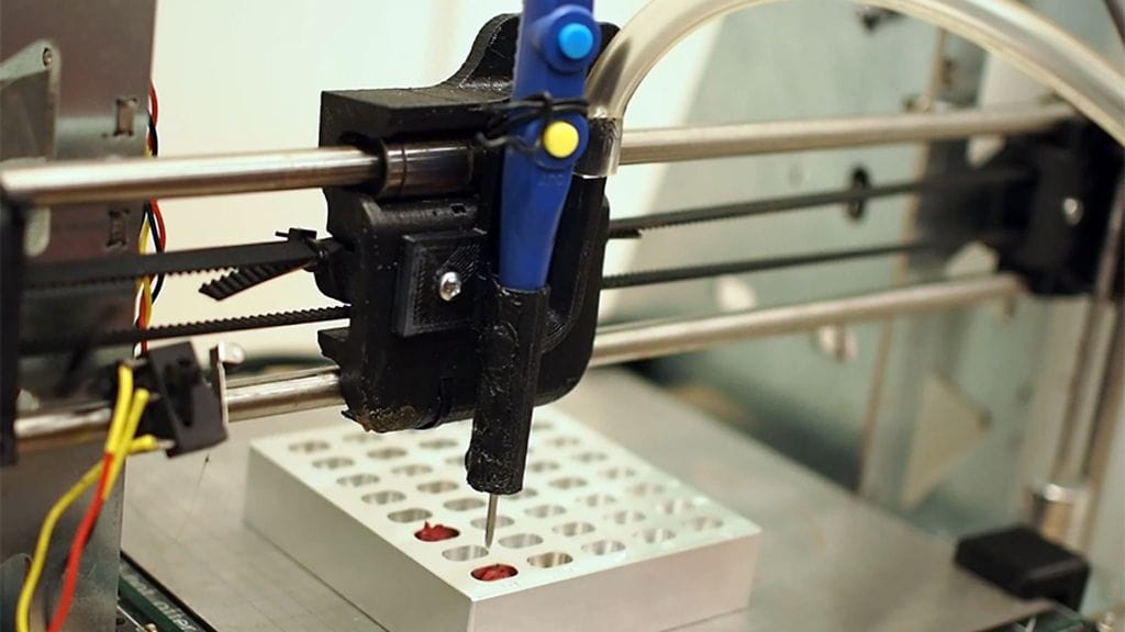 Kudosnäytteet kerätään erikoisvalmisteiseen kasettiin, jonka jälkeen jokaista näytettä leikataan sähköveitsellä palokaasun muodostamiseksi.