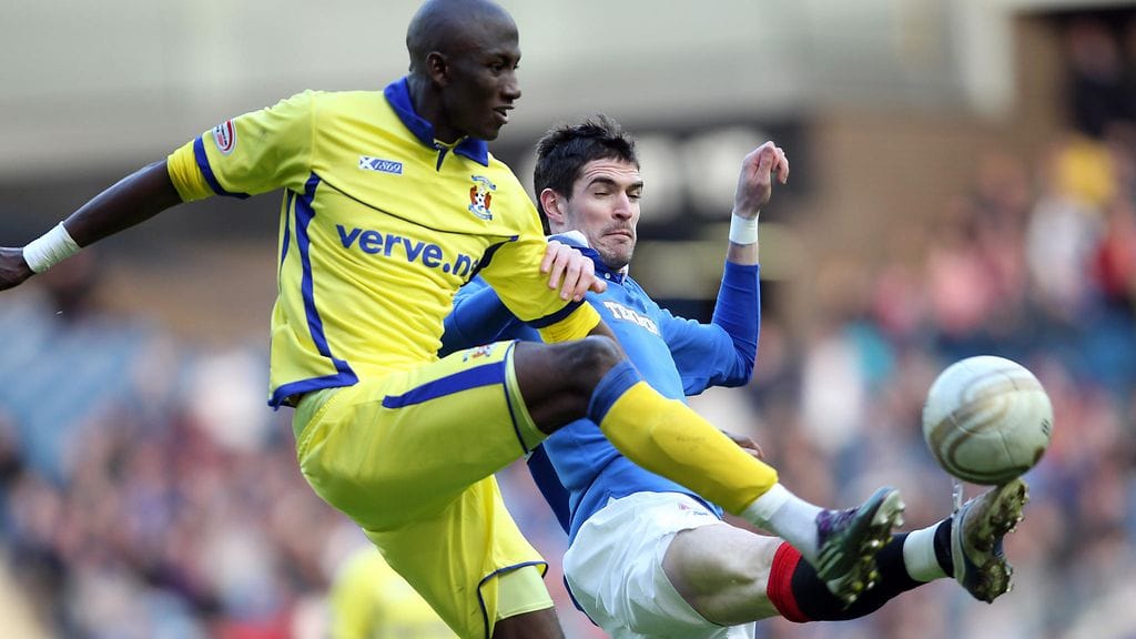 Mohamadou Sissoko (keltapaidassa) siirtyy RoPSiin.