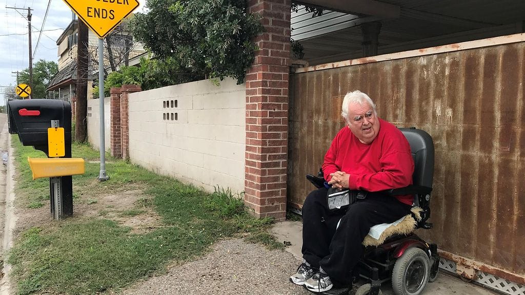 Kuvassa Jose ”Fred” Cavazos kotipihassaan. Cavazosin vastustuksesta huolimatta, hänen tontilleen ollaan rakentamassa raja-aitaa.