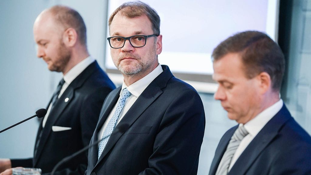 Sampo Terho (sin.), pääministeri Juha Sipilä (kesk.) ja valtiovarainministeri Petteri Orpo (kok.) valtion vuoden 2019 talousarvioesityksen tiedotustilaisuus.