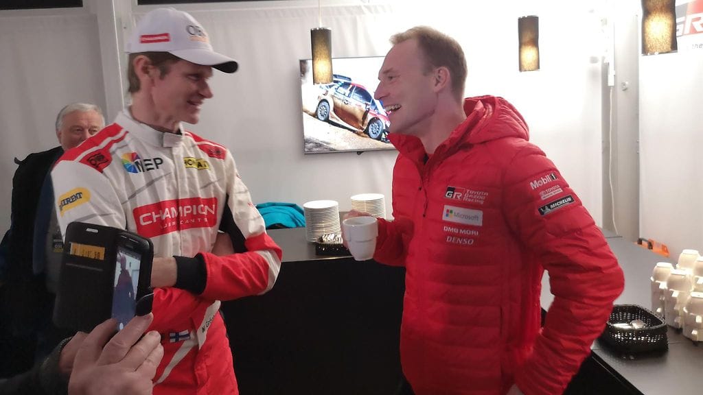 Marcus Grönholmilla ja Jari-Matti Latvalalla oli hauskaa, kun talli muisti Latvalaa hienosta saavutuksesta.