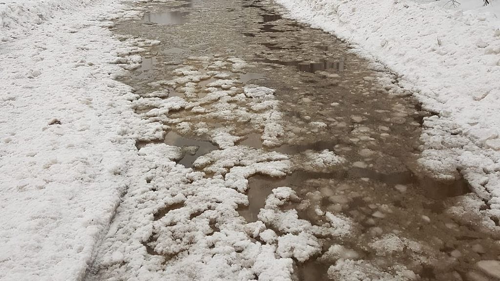 Sade on sulattanut lunta, mikä on aiheuttanut katujen tulvimista Espoossa.