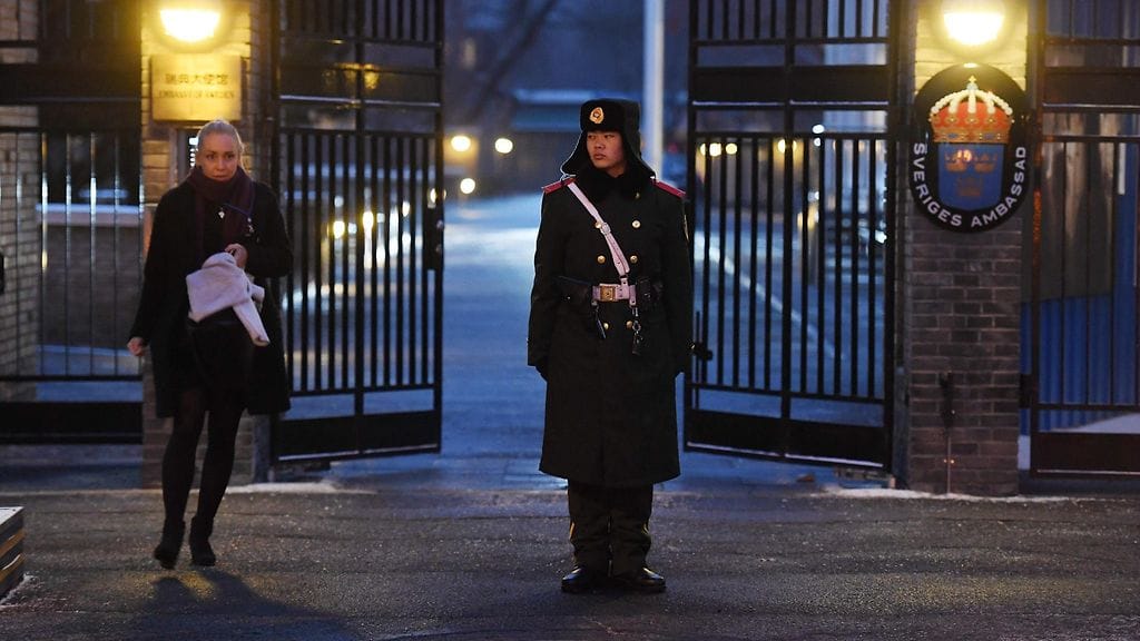 Poliisi vartioi Ruotsin Kiinan suurlähetystön edessä Bekingissä tänään.