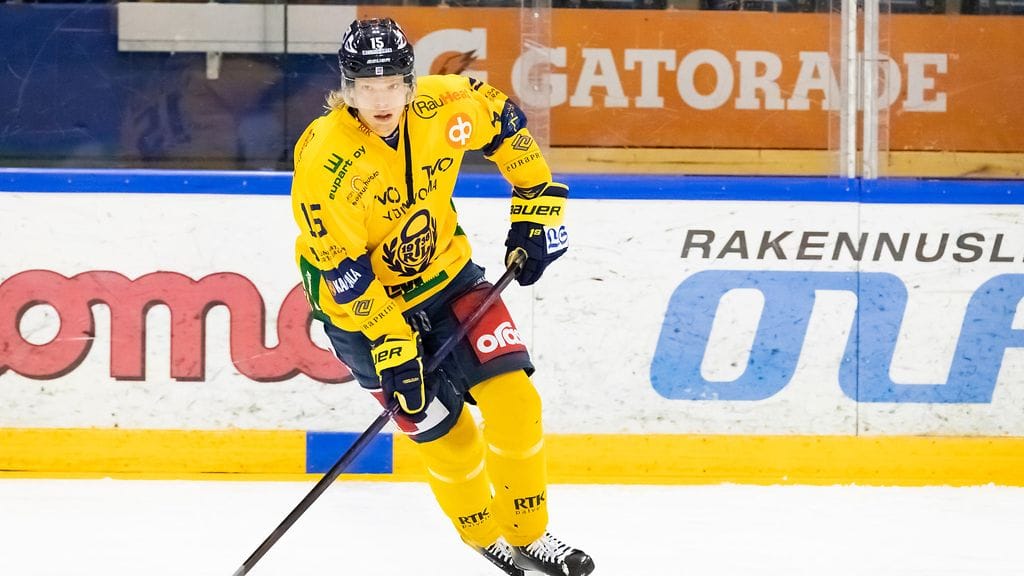 Vili Sopanen avasi maalihanansa Lukko-paidassa.