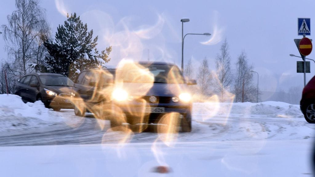 Kuvituskuvassa liikennettä lumisateessa Espoon Lommilassa 28. tammikuuta 2019.