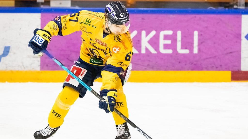 Roni Sevänen väläytti laukaustaan Kärppiä vastaan Raumalla.