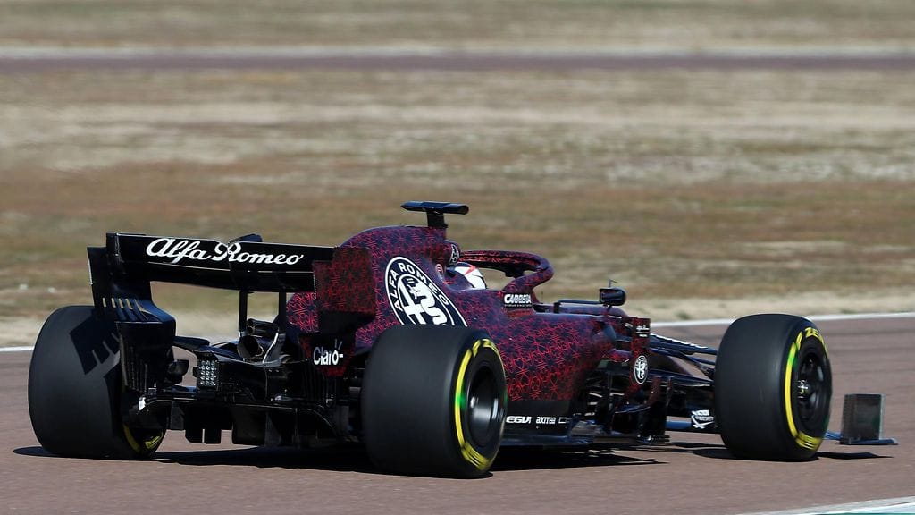 Kimi Räikkönen ajoi ensimmäiset kierroksensa uudella Alfa Romeolla Fioranon radalla.