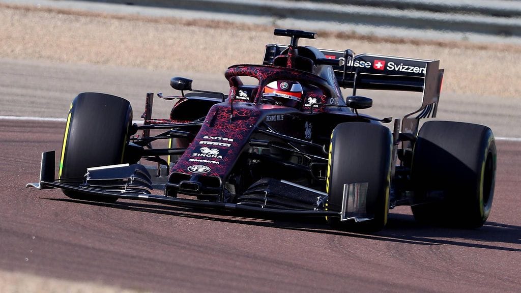 Kimi Räikkönen ajoi ensimmäiset kierroksensa uudella Alfa Romeolla Fioranon radalla Italiassa.