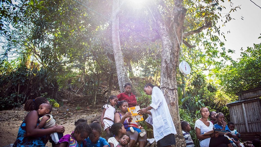 Madagaskarilla moni lapsi on aliravittu. Tuhkarokkotartunta saattaa lisätä huonokuntoisten lasten riksiä menehtyä tautiin.