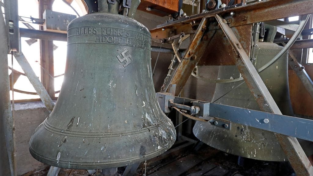 Herxheim am Berg päässyt ennenkin otsikoihin kirkonkellonsa vuoksi. Kunnan kirkossa on vuodelta 1934 hakaristillä koristeltu kello, jossa on teksti: "Kaikki isänmaan puolesta – Adolf Hitler”.