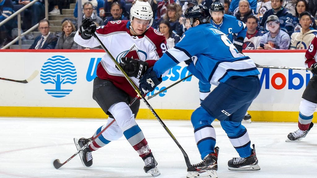 Mikko Rantanen teki esityötä Colorado Avalanchen voittomaaliin Winnipeg Jetsiä vastaan.