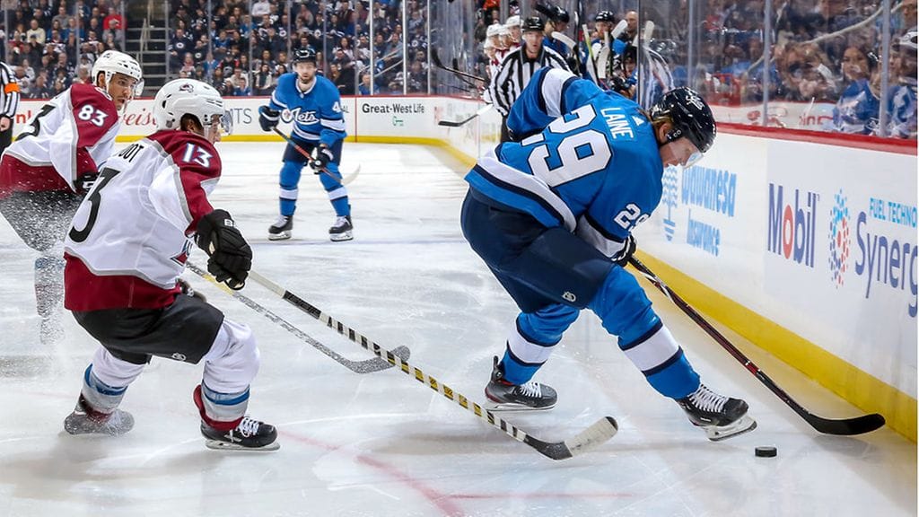 Coloradon Alexander Kerfoot yritti ottaa turhaan kiekkoa pois Patrik Laineelta.