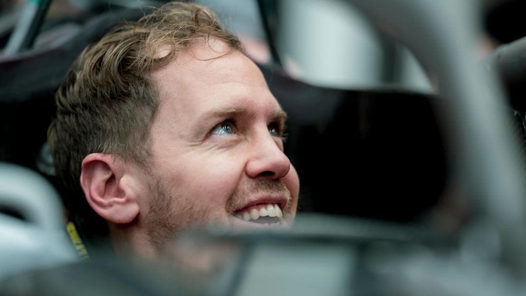 Sebastian Vettel sovittamassa penkkiä Ferrarin uuteen autoon.
