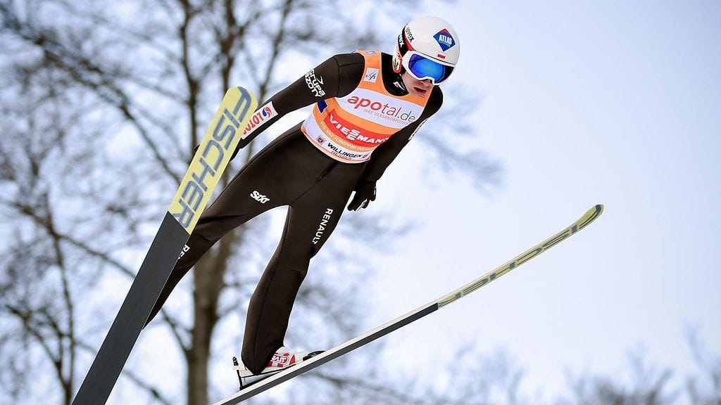 Puolan Kamil Stoch hyppäsi joukkueensa ankkurina.