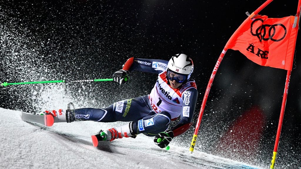 Norjan Henrik Kristoffersen laski MM-kilpailujen suurpujottelun kultaa.