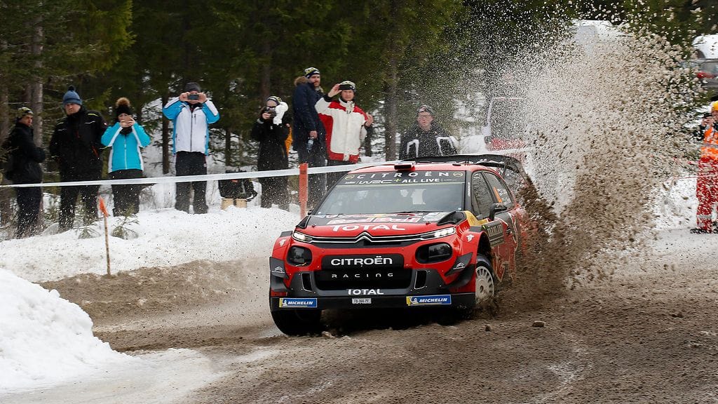 Esapekka Lappi vauhdissa Ruotsin MM-rallissa.