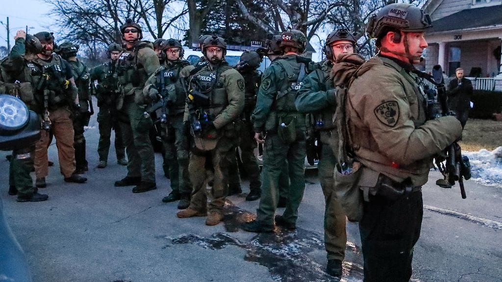 vahvasti aseistautuneita poliiseja Aurorassa eilen.