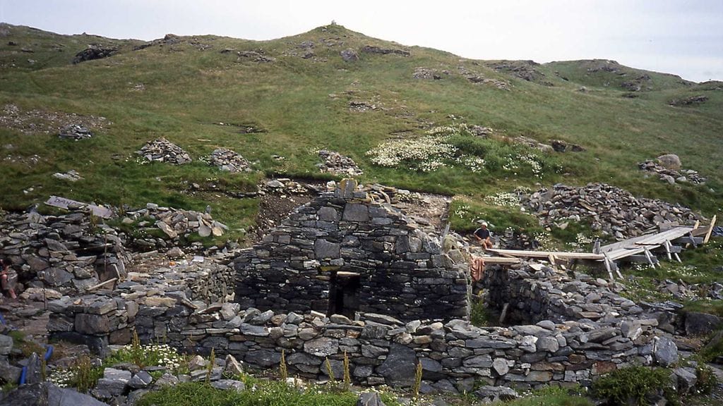 Luostarinrauniot Ardoileánissa eli High Islandissa. Kuva: Wikimedia Commons.