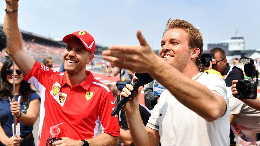 Nico Rosberg ja Sebastian Vettel tervehtivät faneja Hockenheimin radalla heinäkuussa. Nyt Rosberg varoittelee Vetteliä Charles Leclercin vauhdista.