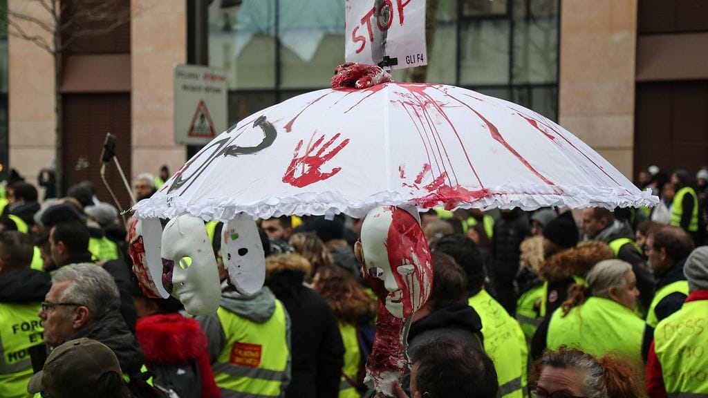 Ainakin kolme ihmistä on loukkaantunut auton ajettua keltaliivien mielenosoitukseen Rouenin kaupungissa Ranskassa.