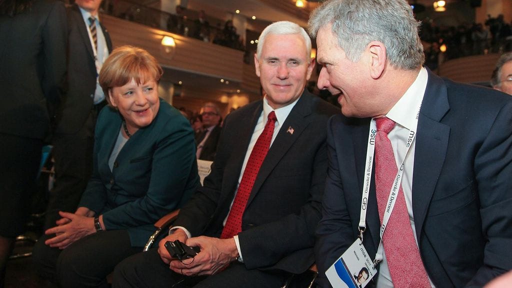 Presidentti Sauli Niinistön mukaan pitäisi harkita mahdollisuutta, ettei keskimatkan ohjuksia sijoitettaisi Euroopan alueelle vaikka Venäjän ja Yhdysvaltain INF-sopimus kaatuisi.