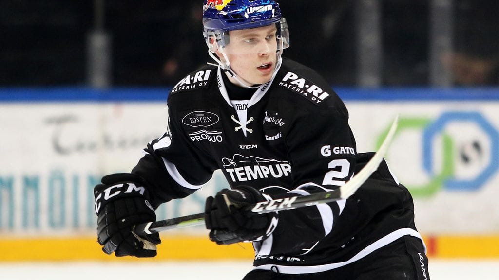 Kaapo Kakko teki kolme maalia Lukon verkkoon Raumalla.