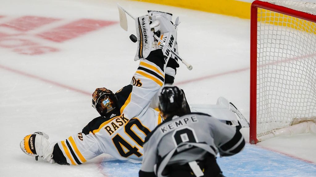 Bruins-vahti Tuukka Rask osoitti venymiskykynsä Kingsiä vastaan.