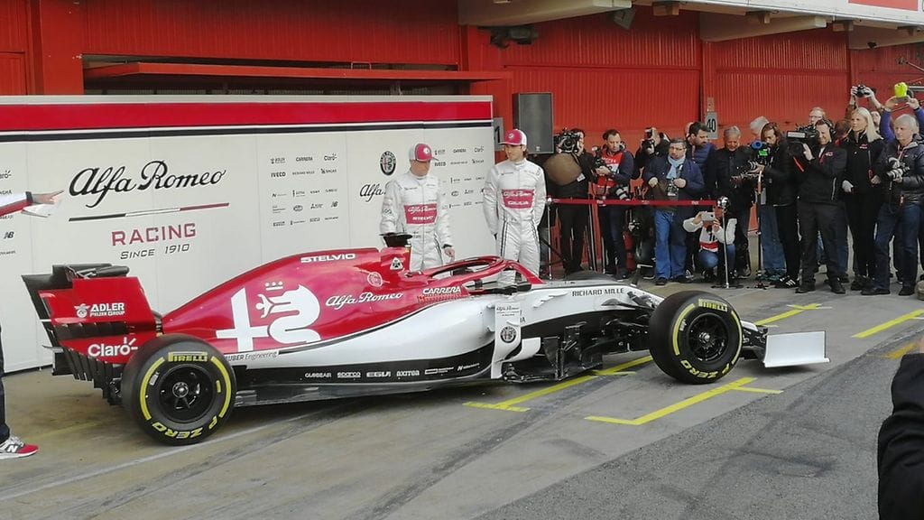 Kauden 2019 Alfa Romeo – takanaan kuskit Kimi Räikkönen ja Antonio Giovinazzi.