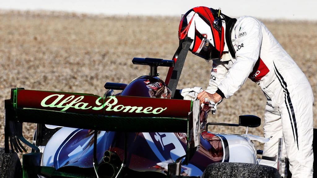 Kimi Räikkönen päätyi varikolle F1-testien alkuhetkillä.