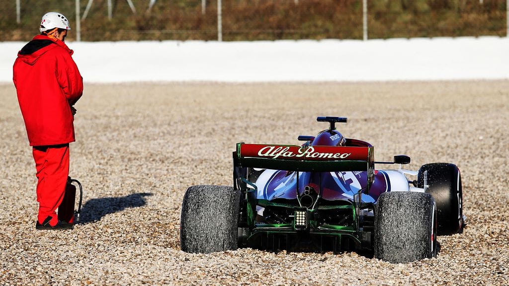 Kimi Räikkösen auto päätyi heti hietikolle Barcelonan talvitesteissä.