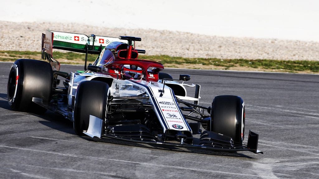 Kimi Räikkönen pyöräytti autonsa F1-talvitestien ensimmäisillä hetkillä, Espanjan Barcelonassa.