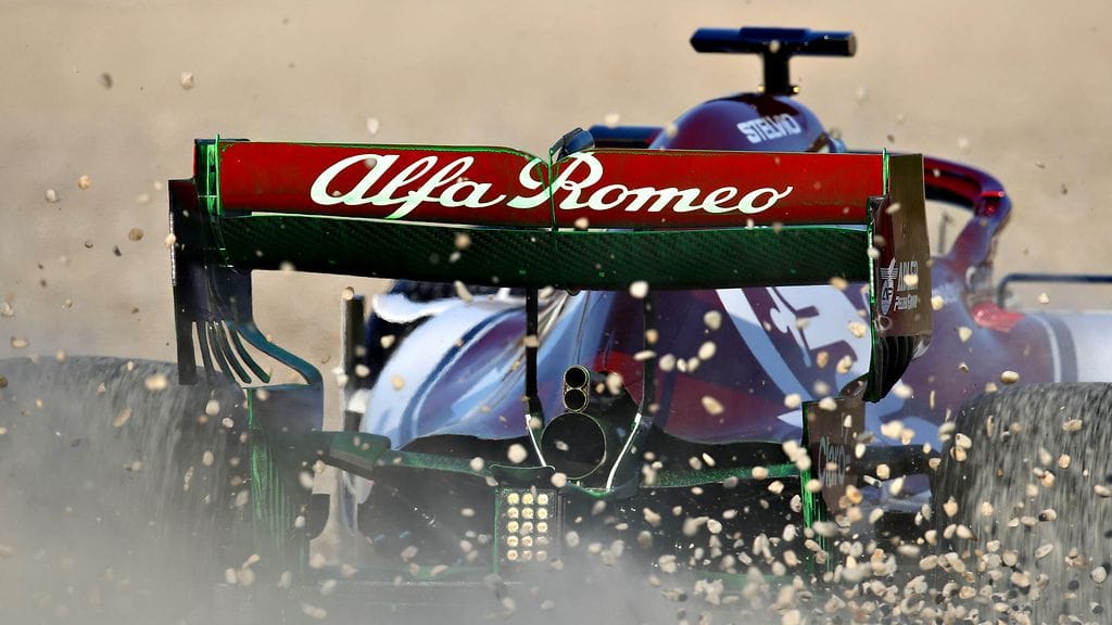 Kimi Räikkönen pyörähti soralle heti Barcelonan testien ensimmäisenä päivänä.