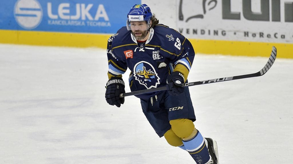 Jaromir Jagr, 47, viiletti jälleen jääkiekkokaukalossa.