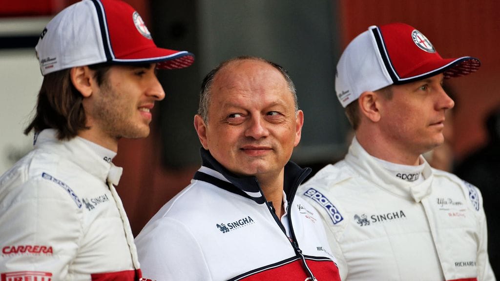 Antonio Giovinazzi (vas.), Frederic Vasseur ja Kimi Räikkönen esittelivät Alfa Romeon uuden F1-auton maanantaina Barcelonassa.