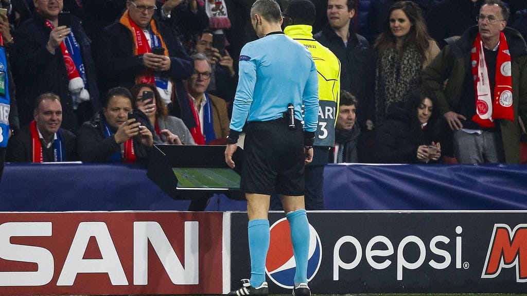 Damir Skomina suoritti Mestarien liigan historian ensimmäisen videotarkastuksen.