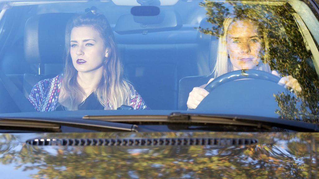 Miestään uskottomuudesta epäillyt nainen pyysi naapuriaan avuksi miehen narauttamiseen. Kuvituskuva.