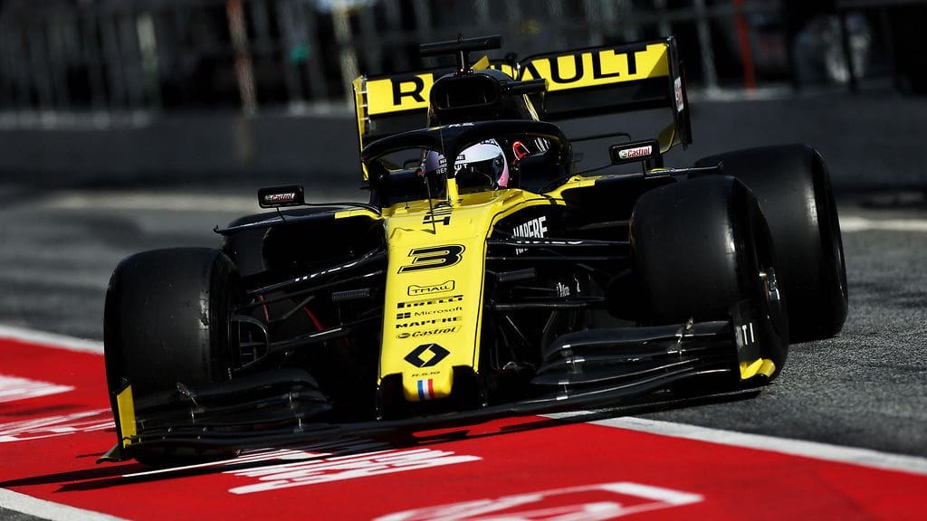 Daniel Ricciardo aikoo pitää huolta, ettei vahingossakaan kurvaa vanhan tallinsa Red Bullin varikkoruutuun.