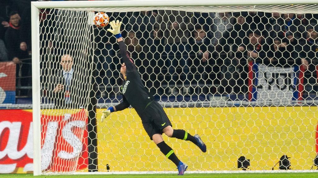 Barcelona-maalivahti Marc-André ter Stegen torjui avausjaksolla Lyonin Martin Terrierin kaukolaukauksen ylärimaan.