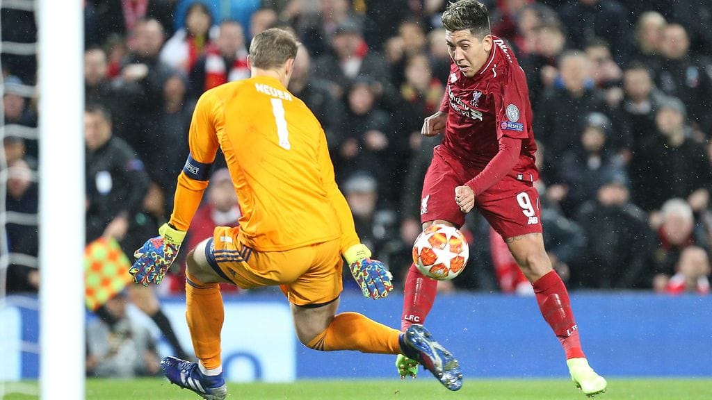 Bayern Münchenin maalivahti Manuel Neuer tositoimissa Mestarien liigassa Liverpoolin Roberto Firminoa vastaan.