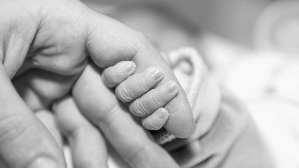 Isä ehti nähdä vastasyntyneen tyttärensä vain kolme tuntia ennen kuolemaansa.