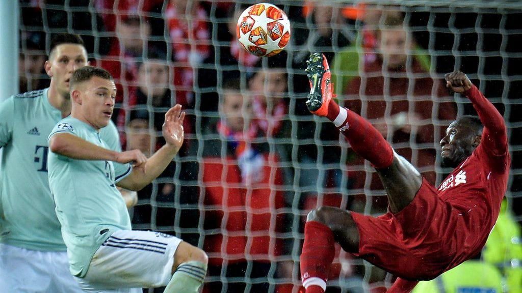 Sadio Mane yritti osua Bayernin verkkoon myös saksipotkulla.