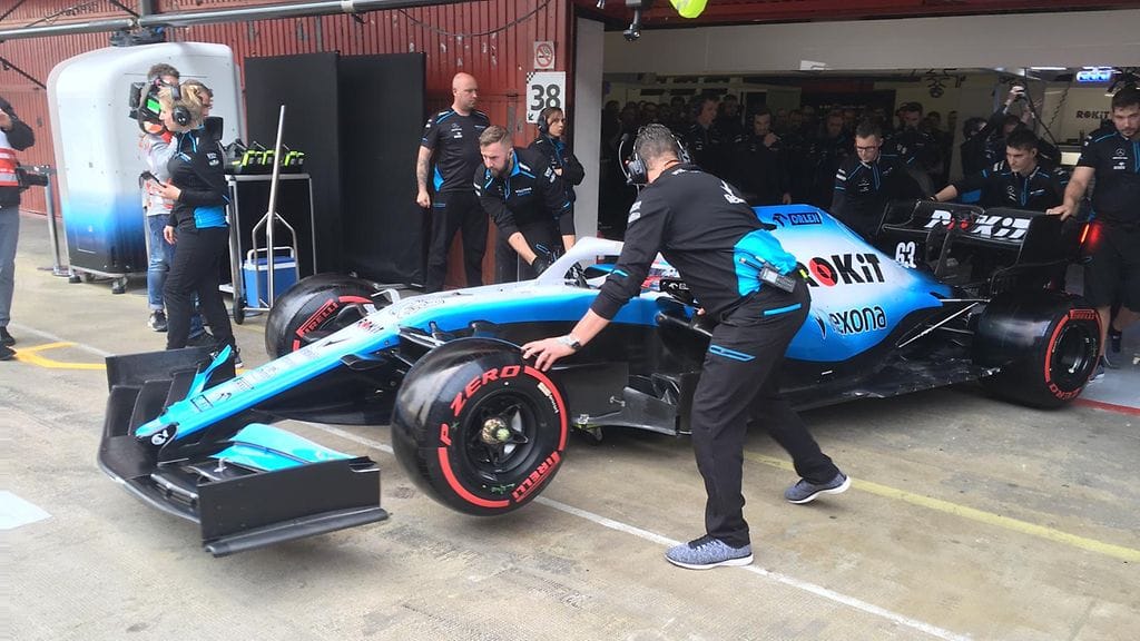 Williams sai vihdoin ja viimein autonsa radalle F1-talvitesteissä.