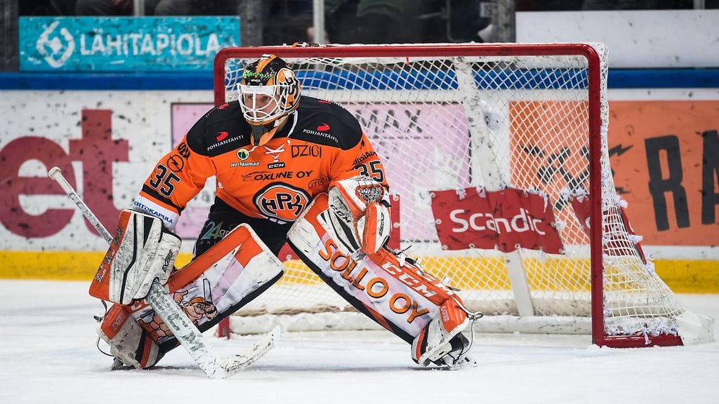 Antti Karjalaiselle sattui paha moka heti ensimmäisen erän alussa Jukureita vastaan.