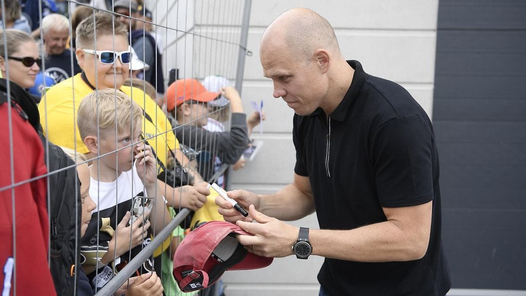 Janne Niskala on yksi Lukon pelaajista, joka on ollut mukana lukemista edistävässä kampanjassa.