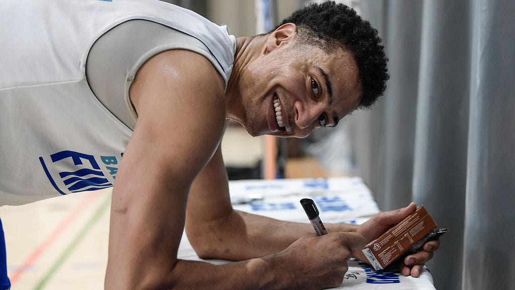 Susijengin Shawn Huff lähtee posin kautta tärkeään Ranska-otteluun.