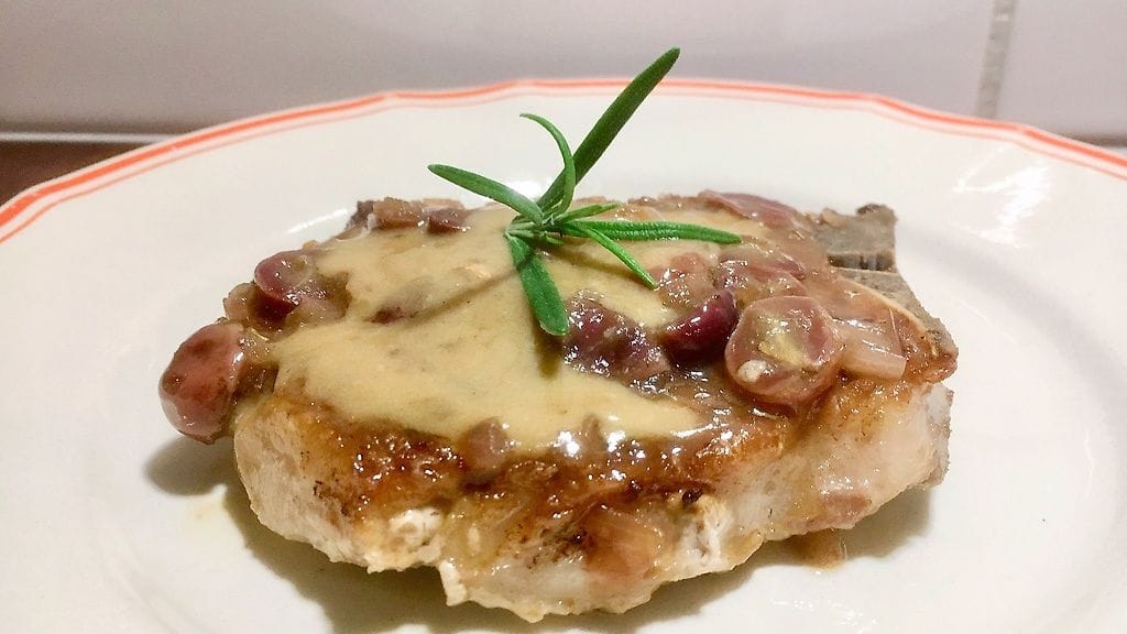 Viinirypäleillä maustettu kastike antaa porsaankyljyksillä uutta makua.