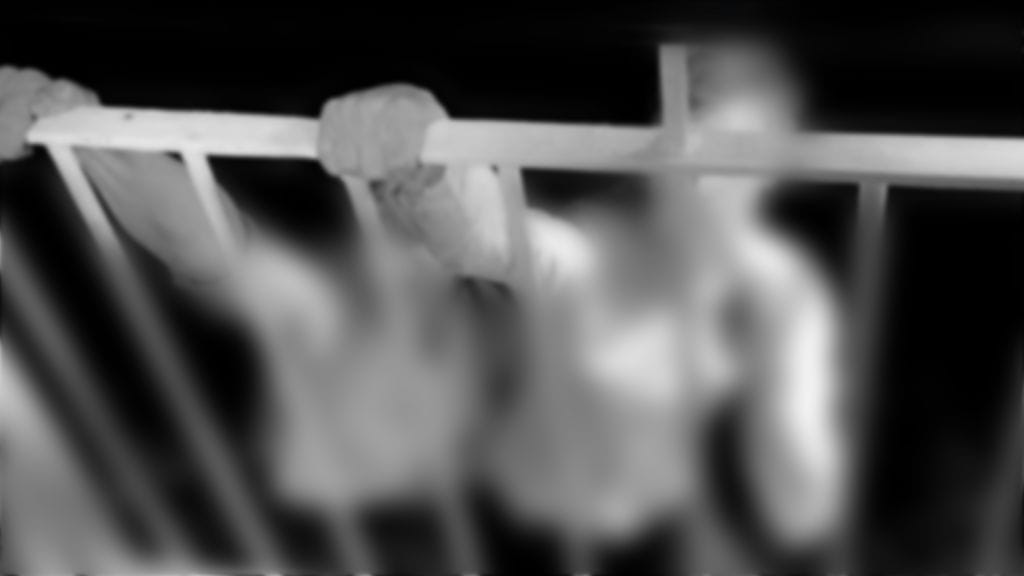 Nuoret roikkuivat kaiteen yli risteilyllä. Kuvakaappaus.